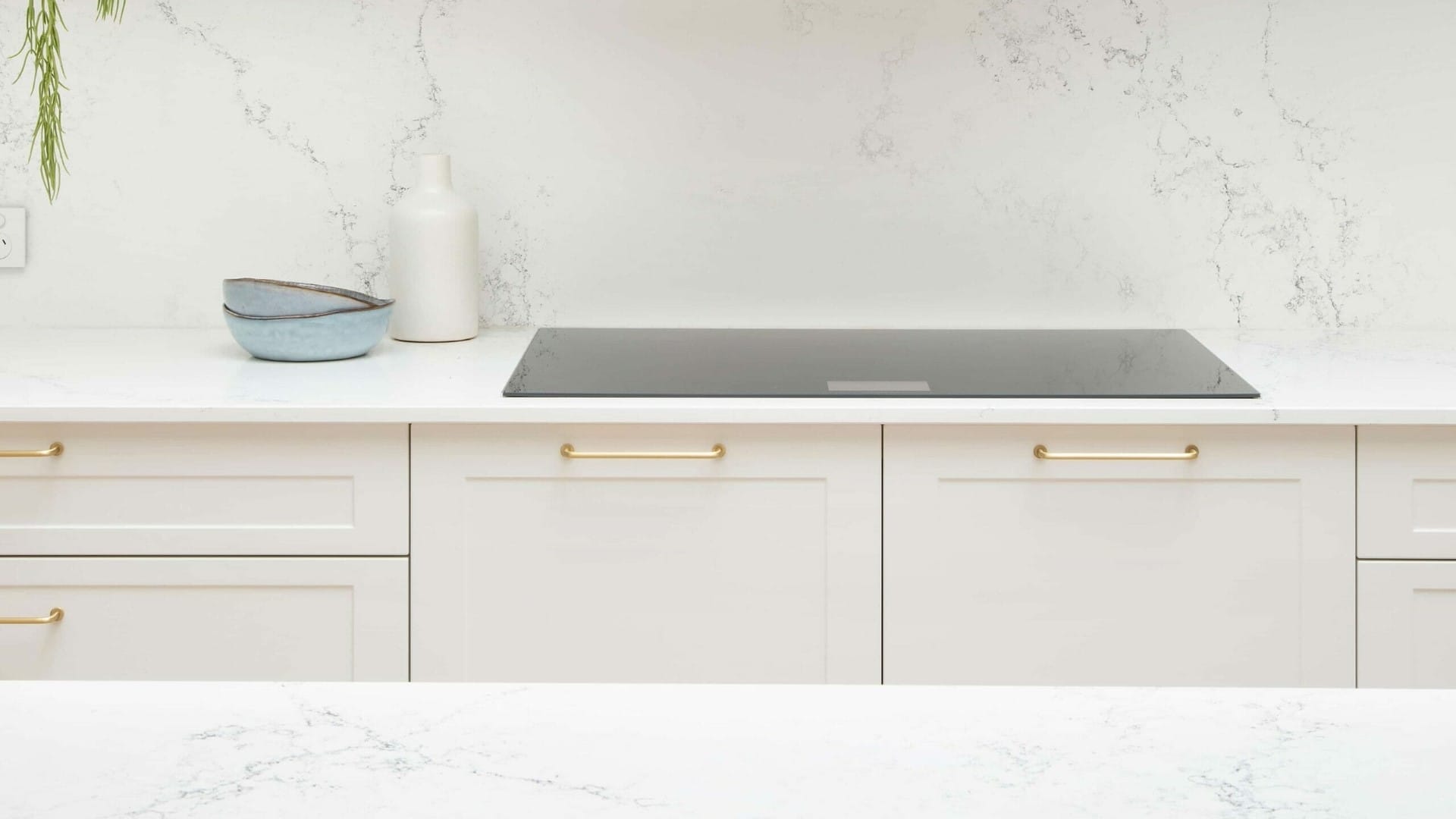 Empira_White_Kitchen_by_Kinsman_Kitchens