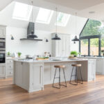 Traditional U-shape kitchen with Island in Caesarstone 5141 Frosty Carrina 2265