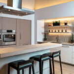 Modern L-Shape kitchen with Island in Caesarstone 5110 Vanilla Mist | 2121