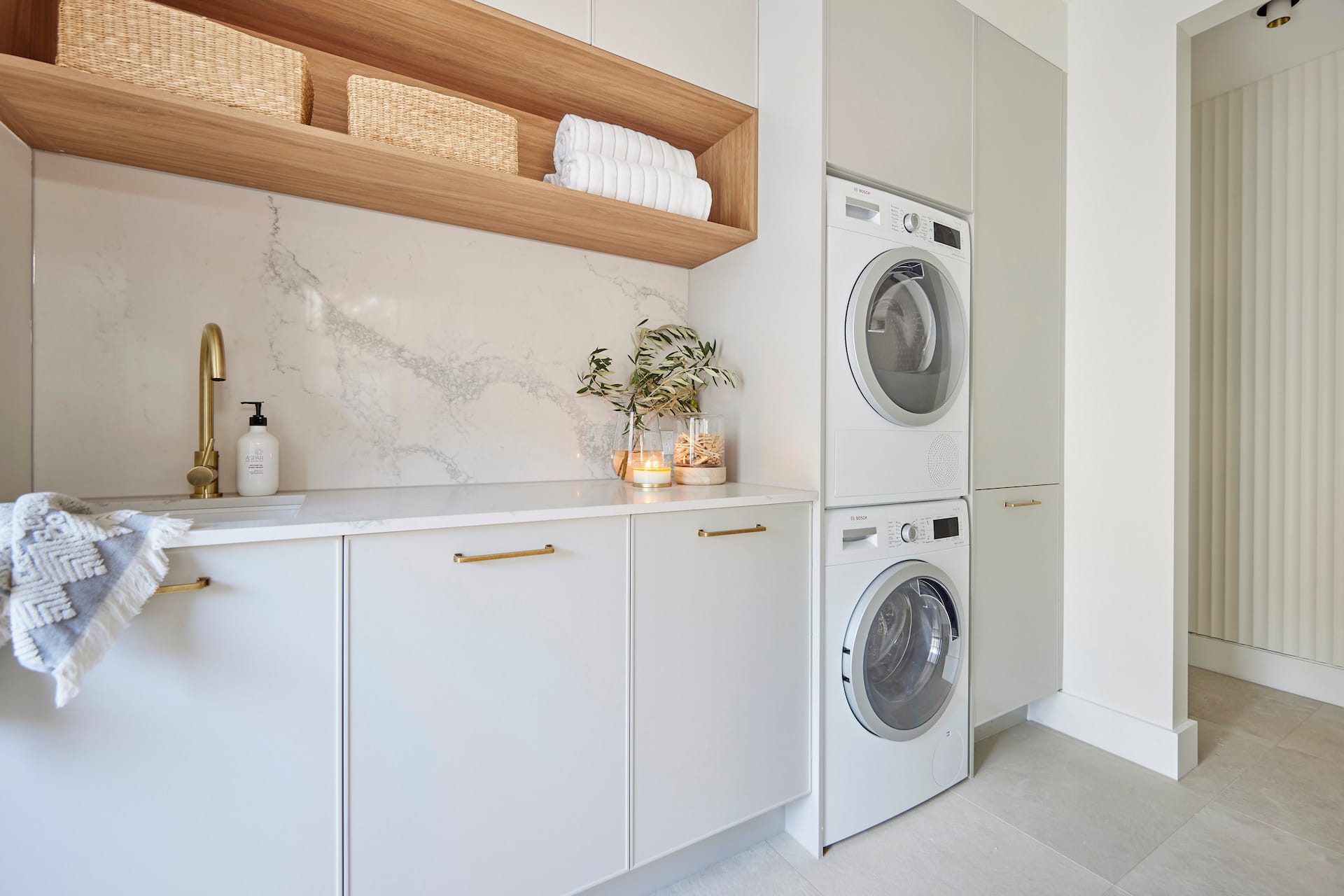 Caesarstone® Statuario Maximus 20mm Pencil Round Benchtop