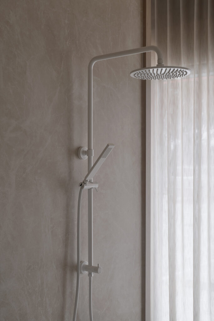 Shower detail within Caesarstone’s Adelaide flagship showroom featuring Porcelain™ Fume wall surfaces and ABI Interiors tapware.
