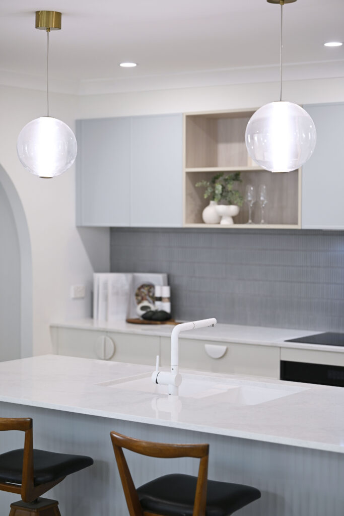 St Huberts Island family kitchen featuring Caesarstone<sup>®</sup> ICON™ Glacier Flow