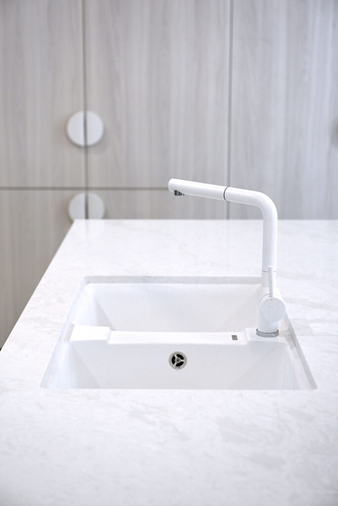 St Huberts Island family kitchen featuring Caesarstone<sup>®</sup> ICON™ Glacier Flow