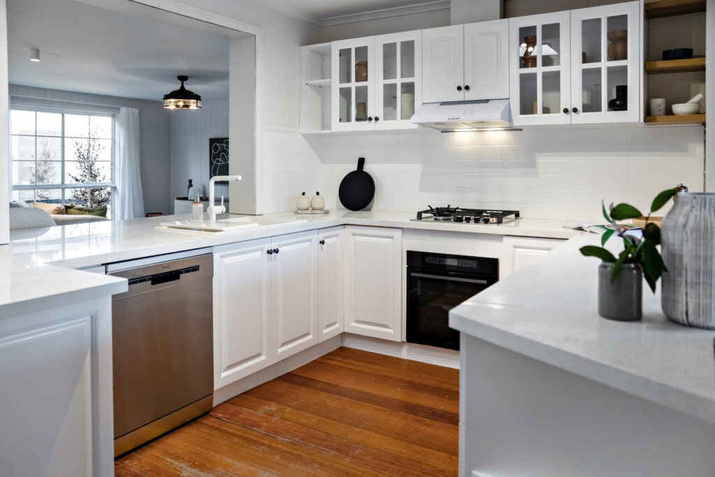 Gisborne VIC kitchen with Caesarstone<sup>®</sup> ICON™ Lunar Frost benchtop and light-filled interiors