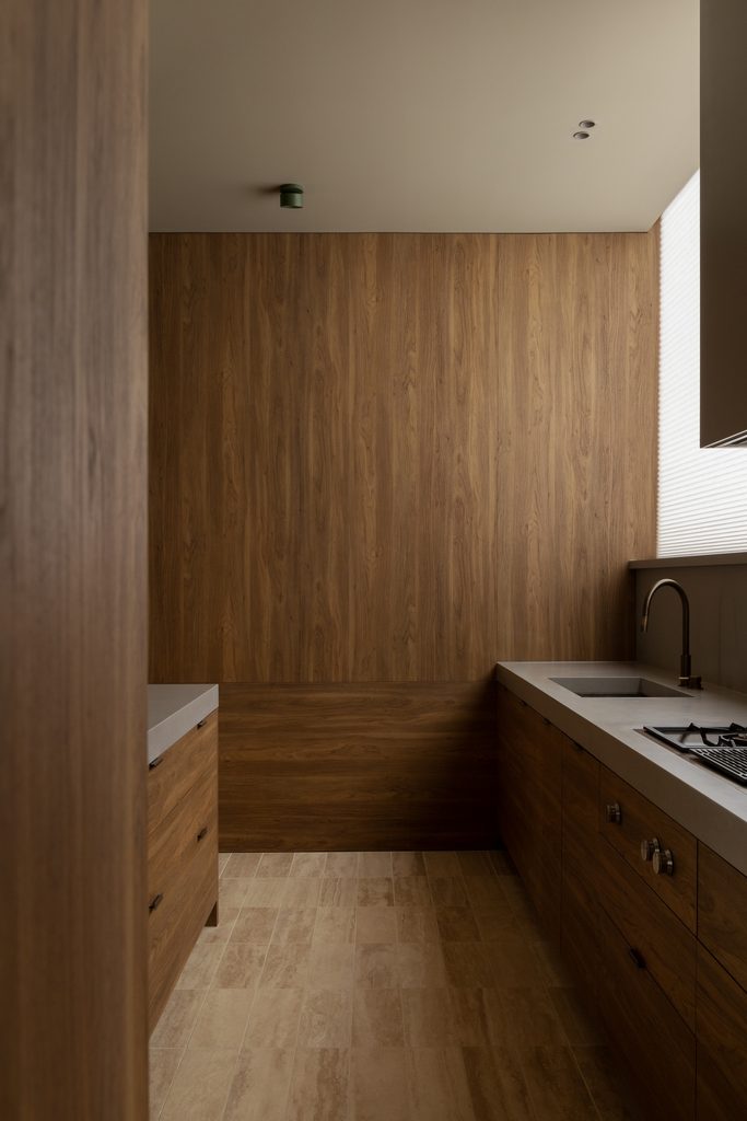 Caesarstone<sup>®</sup> Raw Concrete benchtop, sink and gas cooktop.